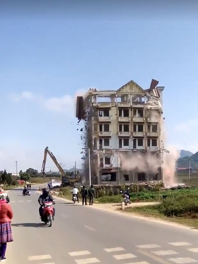 Mộc Châu đánh sập tòa nhà 7 tầng Tàng KeangNam